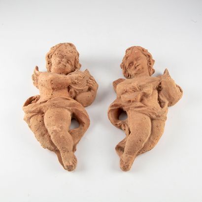 Pair of terracotta musical cherubs 
H. 28...