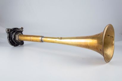 null SANOR

Large brass horn horn. 

H. : 56,5 cm 

(Numerous depressions)