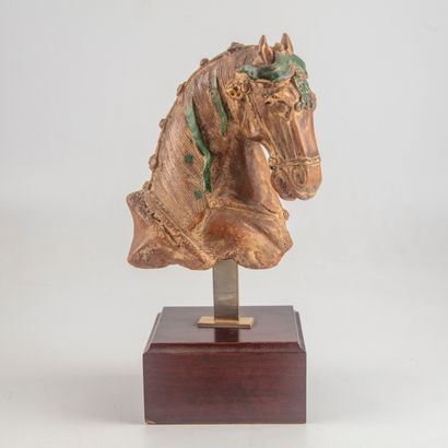 Terracotta horse's head. 
H. : 18 cm (without...