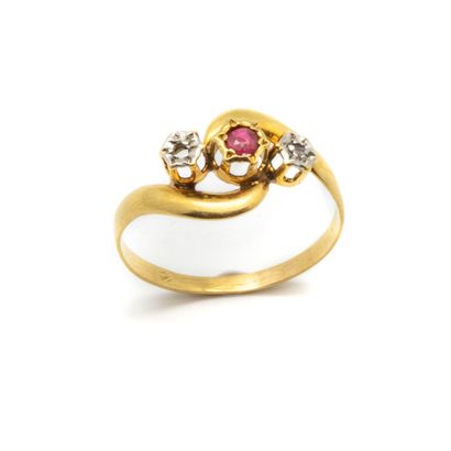 null Bague en or jaune ponctuée de deux petits diamants, un rubis

Poids brut : 1,45...