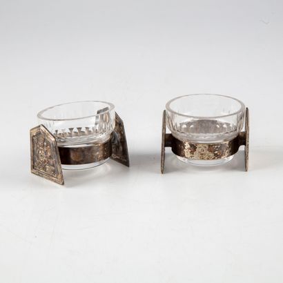 null Salt and pepper shaker in glass and Art Deco style silver metal frame.