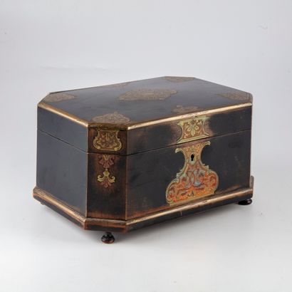 null Jewellery box with blackened wood sides with brass inlay. 

H. 12 cm ; W.: 24...