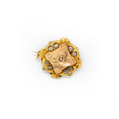 null Yellow gold brooch (twisted)

Weight: 1.42 g.