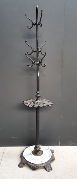 null MODERN WORK 

Wrought iron coat rack in the taste of the beginning of the 20th...