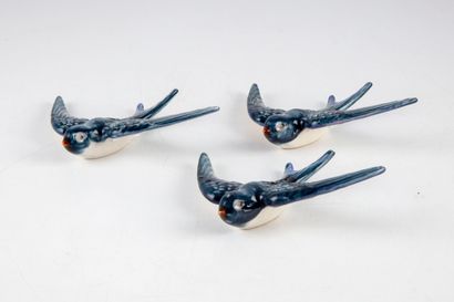 null Set of three swallows in glazed porcelain.

L.: 8 cm 

(Small gaps in the e...