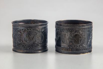 null Set of two chased and embossed silver napkin rings. 

Minerva hallmark

Weight:...