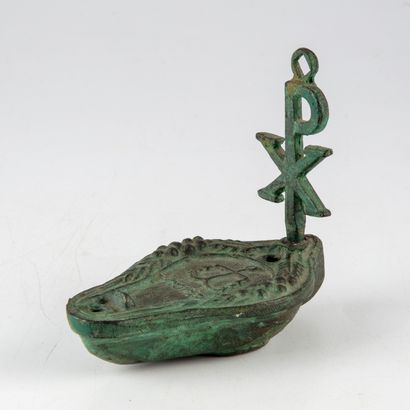 null Small oil lamp in the taste of the antique, decorated with a chrism. 

Bronze...