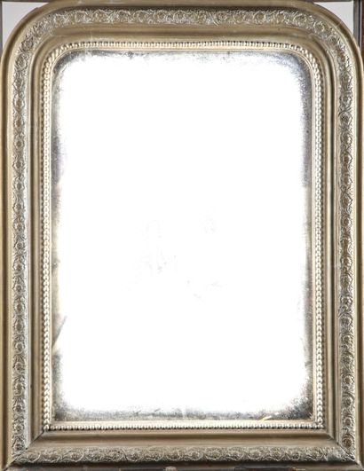 null Petit miroir de cheminée, en bois et stuc à bordure moulurée et frises de perles

H....