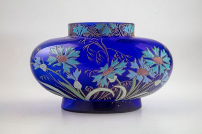 null Blue glass vase with enamelled flower decoration.

H. : 12 cm