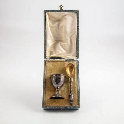 null Egg cup and silver spoon in its case.

Minerva hallmark

Weight: 30 g