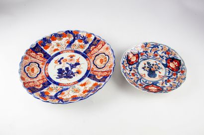 null JAPON

Assiette et plat en porcelaine à décor bleu, rouge et or, dit Imari....