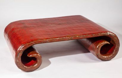 CHINE CHINA - XXth
Red lacquered wooden coffee table with rollers
H.: 30 cm; W.:...