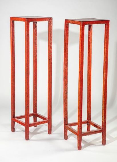 CHINE CHINE - XXe
Deux sellettes de présentation en bois laqué rouge
H. : 130 cm...