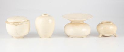CHINE CHINA - XVIII to XXth
Set of nine pieces in cream glazed stoneware including...