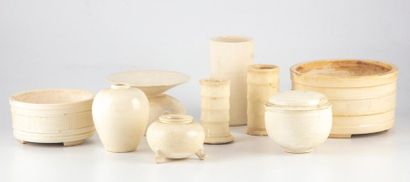 CHINE CHINA - XVIII to XXth
Set of nine pieces in cream glazed stoneware including...