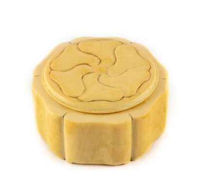 CHINE CHINA - XIXth
Small polylobed covered box in carved ivory forming a lotus....