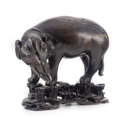 CHINE CHINA
Elephant statuette in patinated bronze. Wooden base
L. 24 cm
Missing...