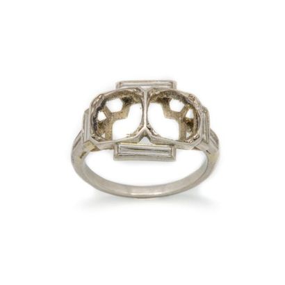 null Circa 1920
White gold setting with 4 baguette diamonds
Weight: 4.7 g. 
 TDD:...