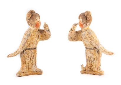 CHINE - TANG CHINA - TANG style
Two terracotta statuettes with traces of polychromy...