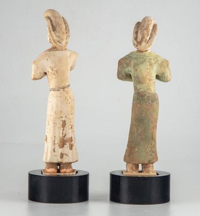 CHINE - TANG CHINE - De style TANG
Deux statuettes en terre cuite à traces de polychromie...