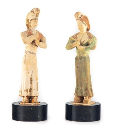 CHINE - TANG CHINE - De style TANG
Deux statuettes en terre cuite à traces de polychromie...