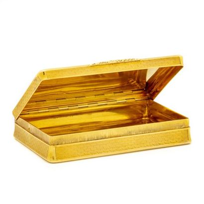 null Rectangular snuffbox in gold with a guilloche decoration on a guilloche background...