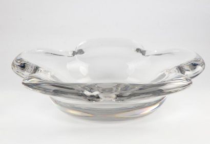 DAUM DAUM - France
Large crystal bowl in the shape of flowers. Circa 1960
Signed
D.:...