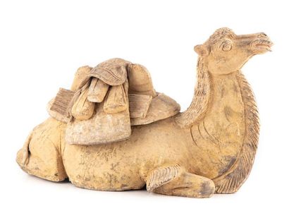 CHINE - TANG CHINA - TANG Era (618-907)
Terracotta statuette of a camel lying down,...