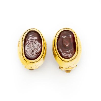 CHANEL CHANEL
Pair of oval shaped ear clips with gold metal frame and central cabochon...