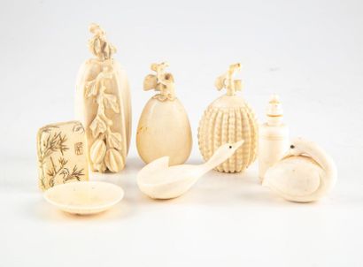 JAPON JAPAN - Early 20th century 
Set of seven small carved ivory subjects including...