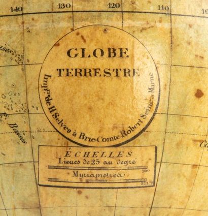 SELVES SELVES (de)
Globe terrestre en papier imprimé. Dans une coque de protection...