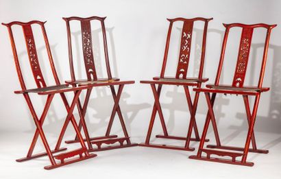 CHINE CHINE - XXe
Six chaises pliantes en bois laqué rouge
H. : 106 cm ; L. : 50...