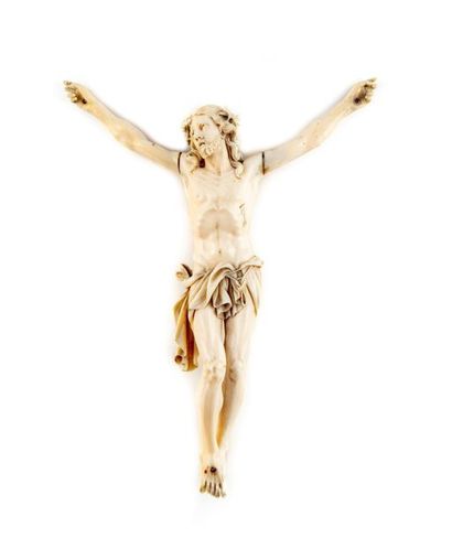 Dieppe DIEPPE
Christ en ivoire sculpté. XIXe
H. : 23 cm
Accident et petits manques...