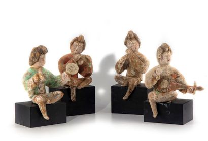 CHINE - TANG CHINA - TANG Era (618-907)
Set of four terracotta musicians' statuettes...