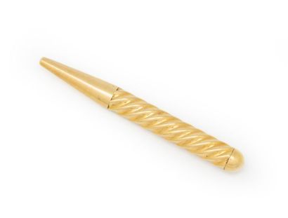 null Twisted yellow gold pen, eagle-headed punch
Gross weight: 19.4 g.
