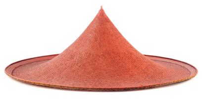 VIETNAM VIETNAM - XXth
Red wickerwork hat
D.: 60 cm