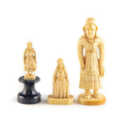 Dieppe DIEPPE
Trois petites statuettes en ivoire sculpté représentant des normandes....