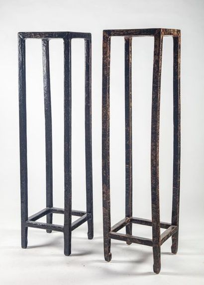 CHINE CHINA - Early 20th century
Two black lacquered wooden display stands
H.: 130...