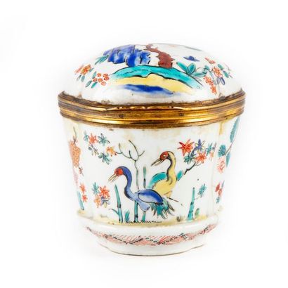 CHANTILLY CHANTILLY
Eventful shaped porcelain box with polychrome and gilded decoration...