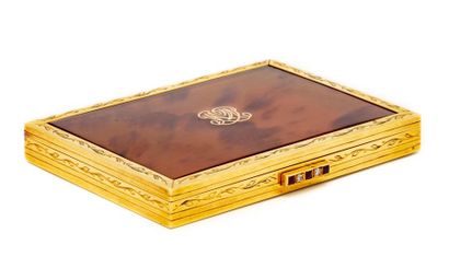 null Cigarette box in blond tortoiseshell with a yellow gold frame chiselled with...
