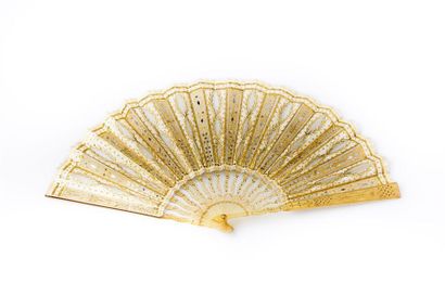 null Empire spirit, circa 1920
Folded fan, tulle leaf applied with cream silk and...
