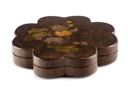 CHINE CHINA - Circa 1900
Four-leaf clover-shaped box in grey lacquer with polychrome...