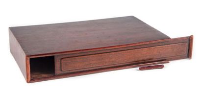 CHINE CHINA - XXth
Rectangular box in exotic wood
H.: 5 cm; W.: 27.5 cm; D.: 17 cm...