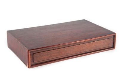 CHINE CHINE - XXe
Boîte rectangulaire en bois exotique
H. : 5 cm ; L. : 27,5 cm ;...