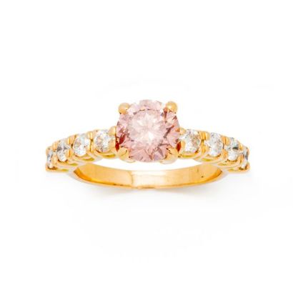 null Bague en or jaune ornée d'un diamant solitaire pesant 1,59 cts et épaulée de...