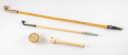 CHINE CHINE - Vers 1900
Trois pipes en ivoire dont deux avec le bout en métal, l'un...