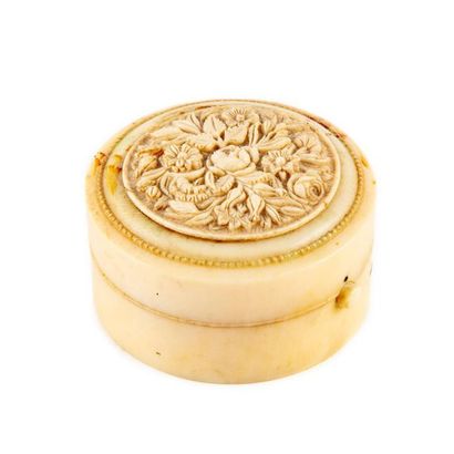Dieppe DIEPPE
Round shaped ivory box with a lid carved with a flower pattern. XIXth
D.:...