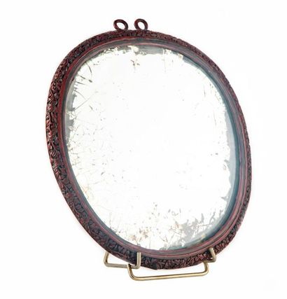 CHINE CHINE - XIXe
Miroir ovale en laque rouge cinabre à décor de deux phénix affrontés...
