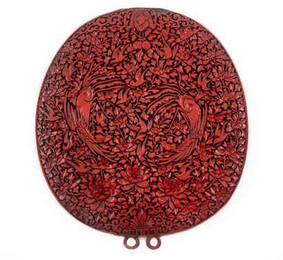 CHINE CHINA - XIXth
Oval mirror in cinnabar red lacquer decorated with two confronting...