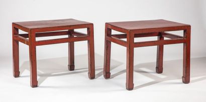 CHINE CHINE - XXe
Deux bouts de canapé en bois laqué rouge
60 x 60 cm